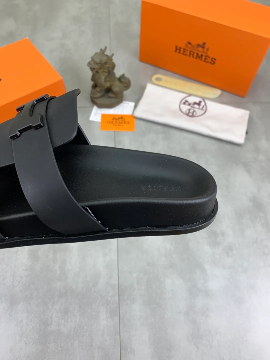 Men's shoes 💰P440 New [HERMES] high-end quality new Hermès slippers, made of imported silk calfskin, wear-resistant and non-slip rubber outsole. Fashionable and elegant code number: 39-44 (38 45 46 customized)